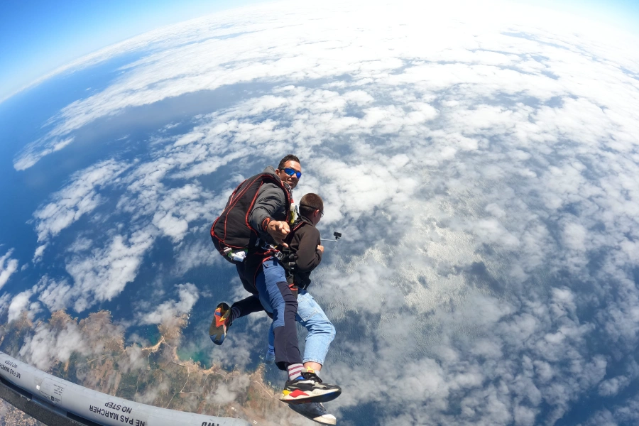 Un saut en tandem en chute libre au-dessus des nuages.